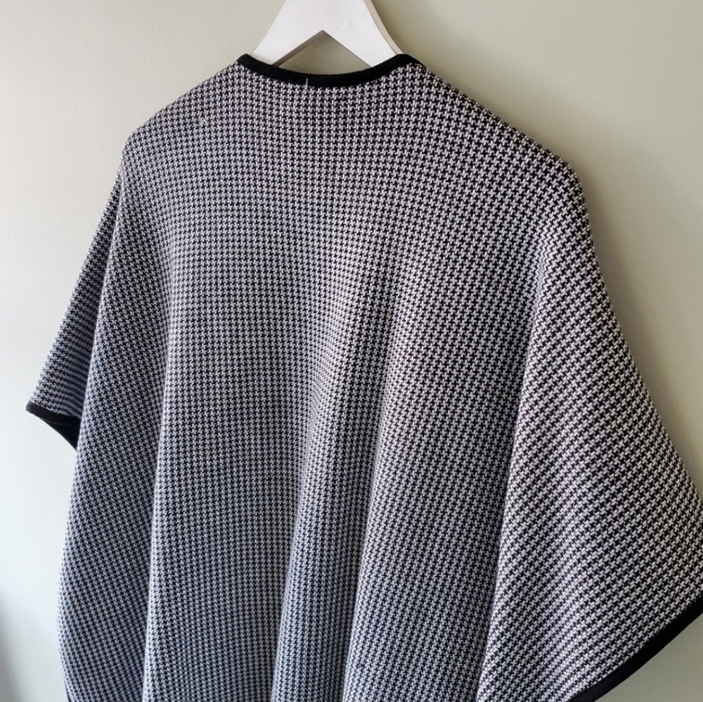 NWT BYLYSE M/L Old Money Quiet Luxury Timeless Preppy Houndstooth Knit Poncho - Picture 12 of 13